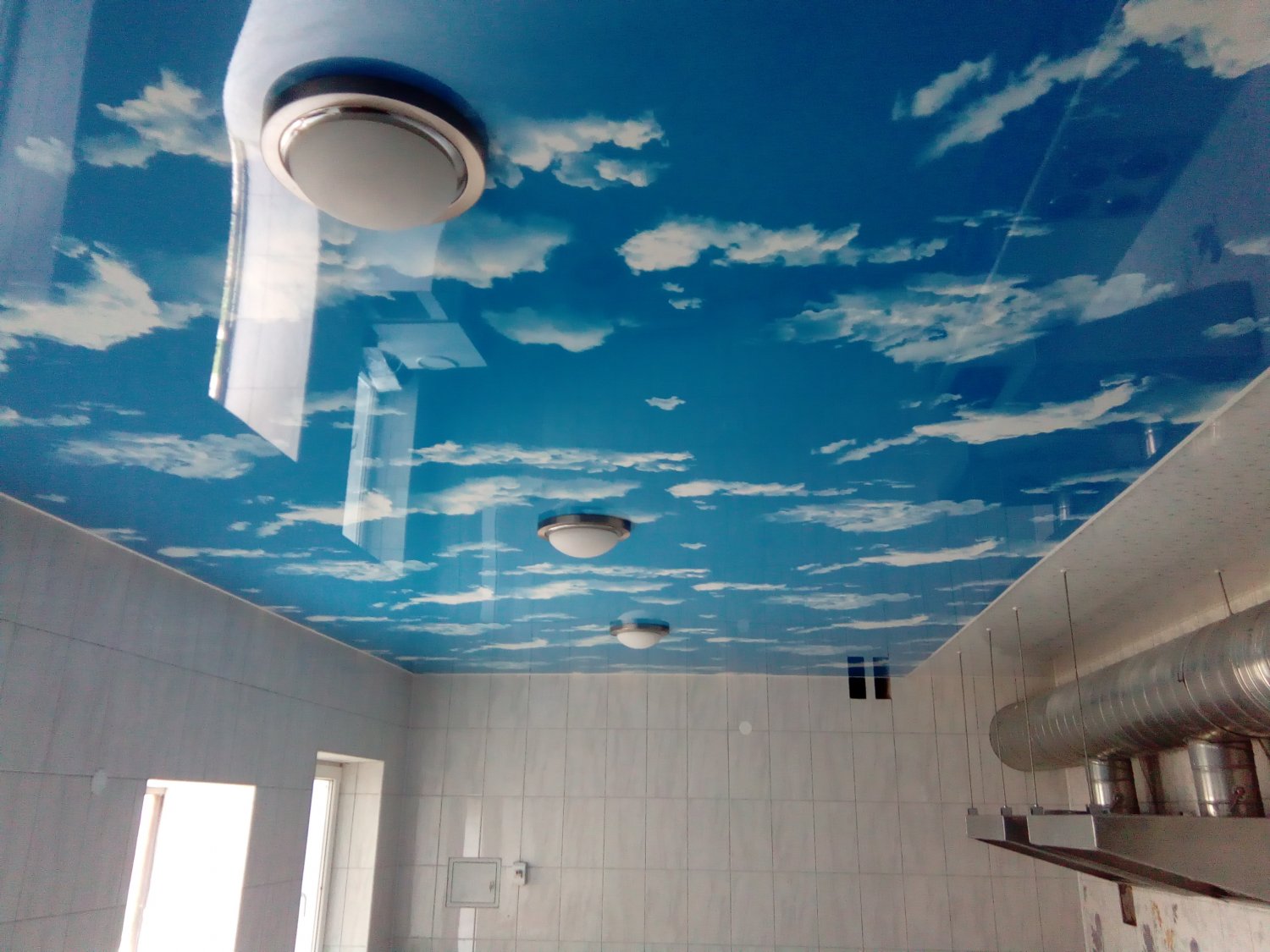 Фактурный натяжной потолок в столовой облака